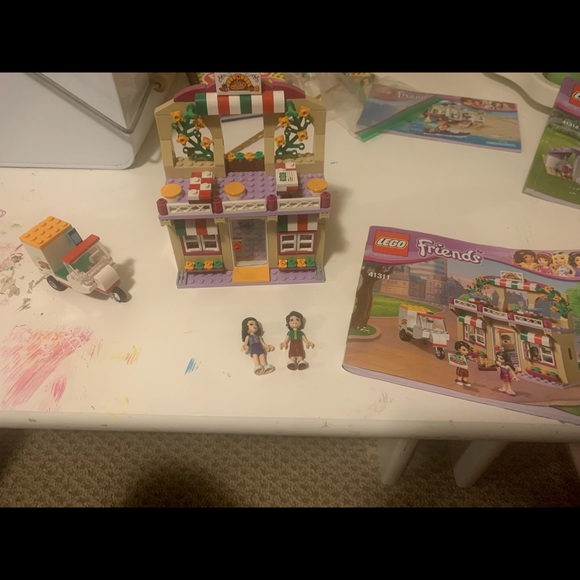 LEGO Friends 41311 Heart Lake Pizzeria - Picture 1 of 3